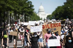Người biểu tình tuần hành tại Washington D.C., Mỹ ngày 29/5/2020, bày tỏ phẫn nộ trước cái chết của người da màu George Floyd. (Ảnh: THX/TTXVN)