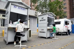 Nhân viên y tế lấy mẫu xét nghiệm COVID-19 cho người dân tại Bắc Kinh, Trung Quốc ngày 24/6/2020. (Ảnh: THX/TTXVN)