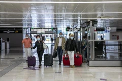 Hành khách tại một nhà ga ở Barcelona, Tây Ban Nha ngày 19/6/2020. (Ảnh: THX/TTXVN)