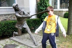 Hàng loạt những bức ảnh mỉa mai làn sóng đập phá tượng đài tại Anh đã gây sốt trên mạng xã hội, như bức ảnh cậu bé bị tượng đài 'đánh' lại. (Nguồn: Daily Mail)