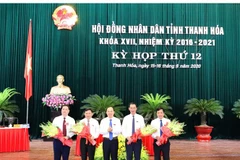 Bí thư tỉnh ủy tỉnh, Chủ tịch HĐND tỉnh Thanh Hóa Trịnh Văn Chiến tặng hoa chúc mừng tân Phó Chủ tịch tỉnh Nguyễn Văn Thi (đứng thứ 2 từ trái sang) và các thành viên khác. (Ảnh: Trịnh Duy Hưng/TTXVN)