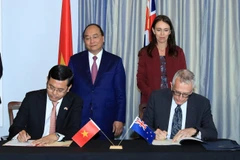 Thủ tướng Nguyễn Xuân Phúc và Thủ tướng New Zealand Jacinda Ardern chứng kiến lễ ký Kế hoạch hợp tác chiến lược giữa Bộ Giáo dục và Đào tạo Việt Nam và Cơ quan Giáo dục New Zealand về giáo dục-đào tạo giai đoạn 2018-2020, ngày 13/3/2018, trong chuyến thăm