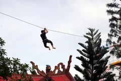 Khách du lịch chơi đu dây ở Công viên chủ đề lớn nhất Việt Nam, hàng đầu Châu Á tại đảo ngọc Phú Quốc (Kiên Giang). (Ảnh: Lê Huy Hải/TTXVN)