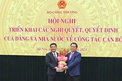 Bí thư Trung ương Đảng, Trưởng Ban Tuyên giáo Trung ương Nguyễn Trọng Nghĩa tặng hoa và chúc mừng Tân Bộ trưởng Bộ Công Thương Nguyễn Hồng Diên. (Ảnh: Đức Duy/Vietnam+)