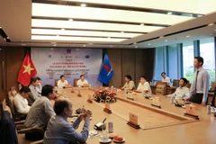 Lãnh đạo PetroVietnam và PVEP thực hiện nghi thức đón dòng khí đầu tiên giai đoạn 2A, mỏ Sử Tử Trắng. (Ảnh: PV/Vietnam+)