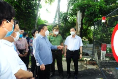 Bí thư Thành ủy Đinh Tiến Dũng kiểm tra công tác phòng, chống dịch COVID-19. (Ảnh: PV/Vietnam+) 