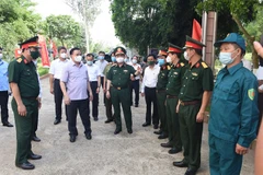 Bí thư Thành uỷ Đinh Tiến Dũng kiểm tra tại khu cách ly Trung tâm Giáo dục quốc phòng an ninh-Đại học Quốc gia Hà Nội. (Ảnh: PV/Vietnam+)