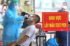Lấy mẫu xét nghiệm cho người dân. (Ảnh: TTXVN)
