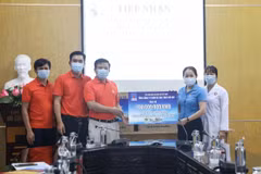 Đại diện PVEP hỗ trợ tỉnh Bắc Giang phòng, chống dịch COVID-19. (Ảnh: PV/Vietnam+)