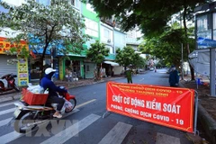 Chốt cơ động kiểm soát phòng, chống dịch COVID-19 tại phố Giáp Nhất, phường Thượng Đình, quận Thanh Xuân. (Ảnh: Tuấn Anh/TTXVN)