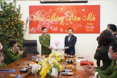 Chủ tịch Ủy ban nhân dân thành phố Hà Nội Chu Ngọc Anh đến thăm và làm việc với phòng Cảnh sát hình sự. (Ảnh: Vietnam+)