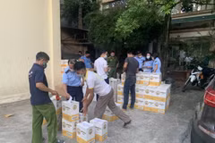 Lực lượng Quản lý thị trường và Công an quận Tây Hồ kiểm tra cơ sở kinh doanh rượu trên địa bàn phường Yên Phụ. (Ảnh: PV/Vietnam+)