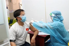 Hà Nội yêu cầu các đơn vị rà soát, chấn chỉnh, thực hiện tiêm vaccine phòng COVID-19 đúng đối tượng, kịp thời, an toàn, hiệu quả và hoàn toàn miễn phí. (Ảnh: TTXVN)