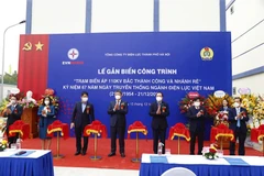 Lãnh đạo thành phố Hà Nội và EVNHANOI thực hiện nghi thức cắt băng khánh thành công trình, (Ảnh: PV/Vietnam+)