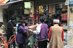 Sở Công Thương yêu cầu các đơn vị thực hiện nghiêm yêu cầu 5K, trước hết là việc đeo khẩu trang bắt buộc, sát khuẩn tay tại chợ. (Ảnh: Đức Duy/Vietnam+)