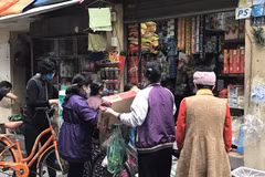 Sở Công Thương yêu cầu các đơn vị thực hiện nghiêm yêu cầu 5K, trước hết là việc đeo khẩu trang bắt buộc, sát khuẩn tay tại chợ. (Ảnh: Đức Duy/Vietnam+)