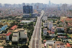 Tuyến đường Ngã Tư Vọng-Ngã Tư Sở góp phần giải quyết các điểm nóng ùn tắc giao thông trên địa bàn thành phố. (Ảnh: TTXVN)