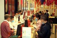 Khách hàng giao dịch vàng miếng. (Ảnh: TTXVN)