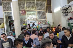 Chỉ thị 12 yêu cầu các cửa hàng ăn uống trong nhà phải đảm bảo giãn cách chỗ ngồi tối thiểu 2m và đảm bảo các quy định về phòng dịch. (Ảnh minh hoạ: PV/Vietnam+)