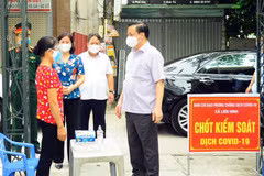 Bí thư Thành ủy Hà Nội kiểm tra công tác phòng chống dịch bệnh. (Ảnh: TTXVN)