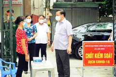 Bí thư Thành ủy Hà Nội kiểm tra công tác phòng chống dịch bệnh. (Ảnh: TTXVN)