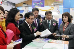 Lãnh đạo Bộ Công Thương; Xây dựng và Hà Nội tham quan gian hàng tại triển lãm. (Ảnh: BTC)