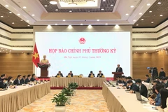 Phiên họp báo Chính phủ tối 2/3. (Ảnh: Xuân Quảng/Vietnam+)