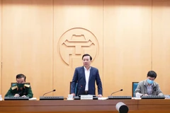 Ông Chử Xuân Dũng, Phó Chủ tịch Ủy ban nhân dân thành phố Hà Nội chỉ đạo về công tác phòng chống dịch bệnh. (Ảnh: PV/Vietnam+)