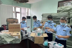 Lực lượng chức năng kiểm tra cơ sở kinh doanh tại số 43 Đường 3, Phủ Lỗ, huyện Sóc Sơn, Hà Nội. (Ảnh: PV/Vietnam+)