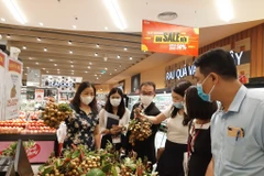 Bà Trần Thị Phương Lan kiểm tra việc cung ứng hàng hóa tại siêu thị. (Ảnh: PV/Vietnam+)