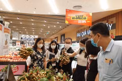 Bà Trần Thị Phương Lan kiểm tra việc cung ứng hàng hóa tại siêu thị. (Ảnh: PV/Vietnam+)