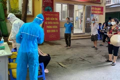 Việc tầm soát ngẫu nhiên, định kỳ do cơ quan y tế thực hiện tại các khu vực có nguy cơ cao. (Ảnh: TTXVN)