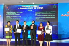 Ban tổ chức trao giải cho các tác giả đạt giải A, Giải thưởng báo chí tuyên truyền về sử dụng năng lượng tiết kiệm và hiệu quả, năm 2021. (Ảnh: Đức Duy/Vietnam+) 
