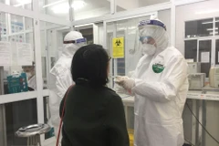 Cán bộ CDC Hải Dương lấy mẫu xét nghiệm COVID-19. (Ảnh: Mạnh Minh/TTXVN)