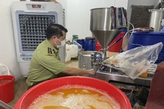 Lực lượng Quản lý thị trường Hà Nội kiểm tra cơ sở sản xuất mỹ phẩm nghi là hàng giả. (Ảnh: PV/Vietnam+)