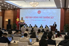 Phiên Họp báo Chính phủ tối 2/12. (Ảnh: Đức Duy/Vietnam+)