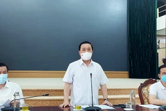 Phó Chủ tịch thành phố Hà Nội Chử Xuân Dũng làm việc với huyện Đông Anh về công tác phòng, chống COVID-19. (Ảnh: PV/Vietnam+)