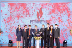 Lãnh đạo Tập đoàn thực hiện nghi thức công bố Bộ nhận diện thương hiệu PetroVietnam. (Ảnh: PV/Vietnam+)