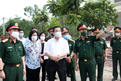 Ông Chu Ngọc Anh, Chủ tịch Ủy ban Nhân dân Thành phố Hà Nội kiểm tra khu cách ly tập trung ở Trường Quân sự Bộ Tư lệnh Thủ đô. (Ảnh: PV/Vietnam+)