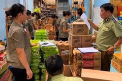 Lực lượng Quản lý thị trường kiểm tra hàng hóa theo quy định của pháp luật. (Ảnh: Đức Duy/Vietnam+)