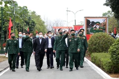 Chủ tịch Ủy ban nhân dân thành phố Hà Nội Chu Ngọc Anh thăm, động viên, chúc tết cán bộ, nhân viên y tế CDC Hà Nội và lực lượng quân đội, y tế ở cơ sở cách ly tập trung tại Trung đoàn 58 (Sư đoàn 308, Quân đoàn 10), Quốc Oai.(Ảnh: PV/Vietnam+)