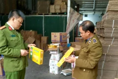 Lực lượng chức năng kiểm tra hàng hóa trên địa bàn xã Cát Quế, huyện Hoài Đức. (Ảnh: PV/Vietnam+)