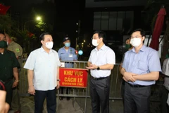 Tối 2/5, ông Chử Xuân Dũng Phó Chủ tịch thành phố Hà Nội cùng đoàn công tác đã tới kiểm tra quy trình cách ly, phòng dịch của chung cư Viễn Đông Star. (Ảnh: PV/Vietnam+)