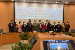 Lễ ký kết Chương trình hợp tác: Đảm bảo an toàn thực phẩm, nâng cao chất lượng nông, lâm, thủy sản giao thương giữa Hà Nội và các tỉnh, thành phố giai đoạn 2021- 2025. (Ảnh: Xuân Quảng/Vietnam+)