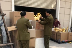 Lực lượng chức năng kiểm tra cơ sở sản xuất kinh doanh rượu tại Yên Nghĩa, Hà Đông. (Ảnh: Vietnam+)