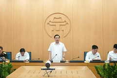 Phó Chủ tịch thành phố Hà Nội Chử Xuân Dũng họp với các đơn vị về công tác phòng, chống dịch bệnh COVID-19. (Ảnh: PV/Vietnam+)