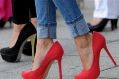 Phụ nữ Nga sẽ bị cấm không được dùng giày cao gót?