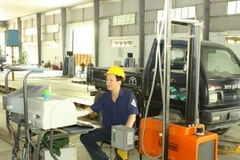 Kiểm định ôtô trên máy vi tính. (Ảnh: Anh Tôn/TTXVN)