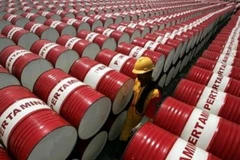 Giá dầu ngọt nhẹ tại Mỹ giảm còn 99,62 USD mỗi thùng