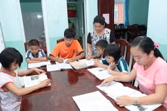 Giò học tại nhà của trẻ em ở Làng trẻ em SOS Quy Nhơn, tỉnh Bình Định. (Ảnh: Anh Tuấn/TTXVN)